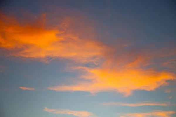 Восход солнца в разноцветных белых мягких облаках — стоковое фото