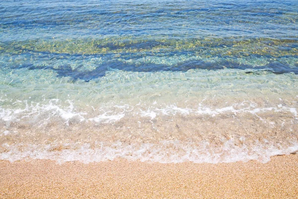 Tij schuim en schuim in de zee van mediterrane Griekenland — Stockfoto