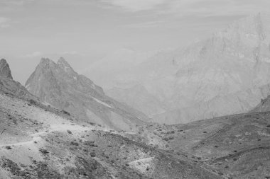 Umman eski dağ gorge ve kanyon derin bulutlu gökyüzü 
