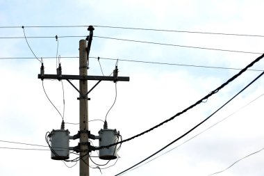 trafo ve tel bulutlu gökyüzü ile bir elektrik direği