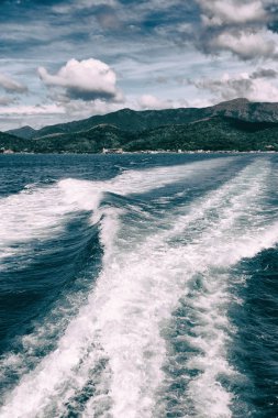   Tekne ve Pasifik Okyanusu görünümünden   