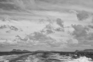   Tekne ve Pasifik Okyanusu görünümünden   