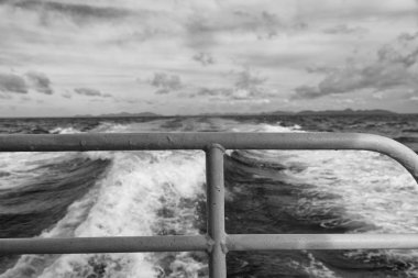   Tekne ve Pasifik Okyanusu görünümünden   