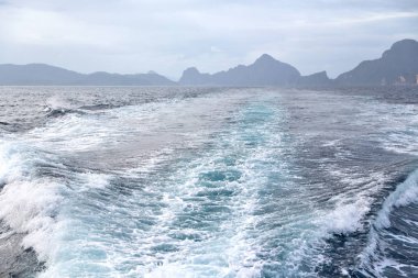   Tekne ve Pasifik Okyanusu görünümünden   