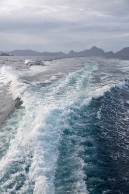   Tekne ve Pasifik Okyanusu görünümünden   