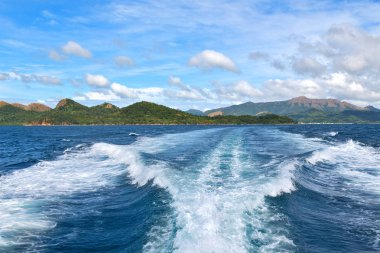   Tekne ve Pasifik Okyanusu görünümünden   