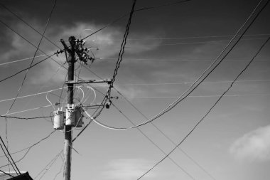 trafo ve tel bulutlu gökyüzü ile bir elektrik direği