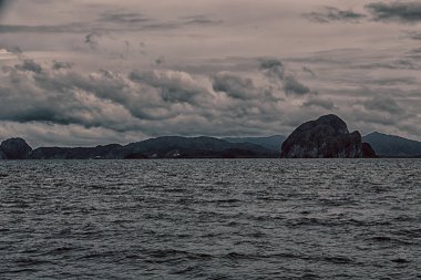  Tekne ve Pasifik Okyanusu görünümünden