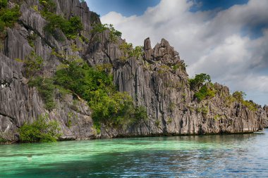 bir tekne güzellikler kıyı şeridi deniz ve rock 