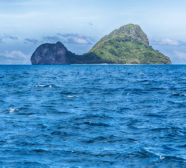  Tekne ve Pasifik Okyanusu görünümünden