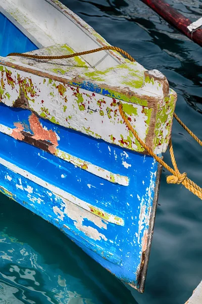 Vieja proa sucia de un barco en el puerto como abstracto —  Fotos de Stock