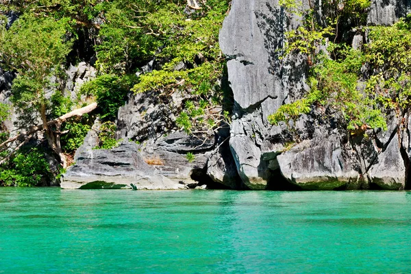 Från en båt i vackra panorama kustlinje havet och rock — Stockfoto