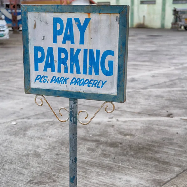 Старая грязная этикетка сигнала парковки — стоковое фото