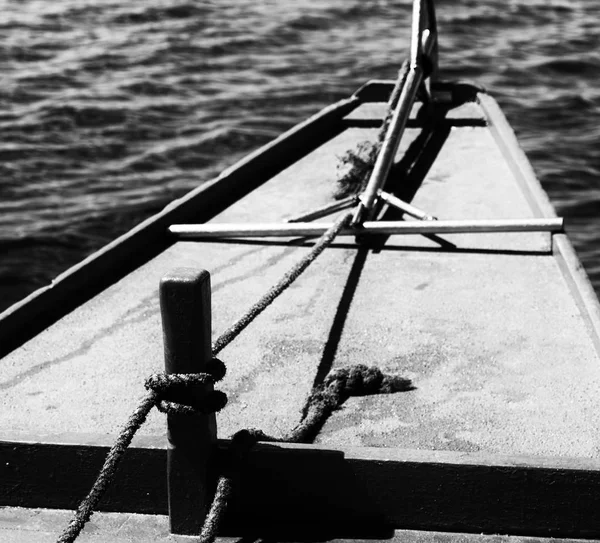 Blick auf den Inselhügel vom Bug eines Bootes — Stockfoto