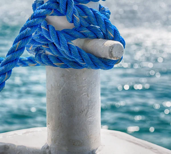 Une corde d'un hamac près du rivage de l'océan — Photo