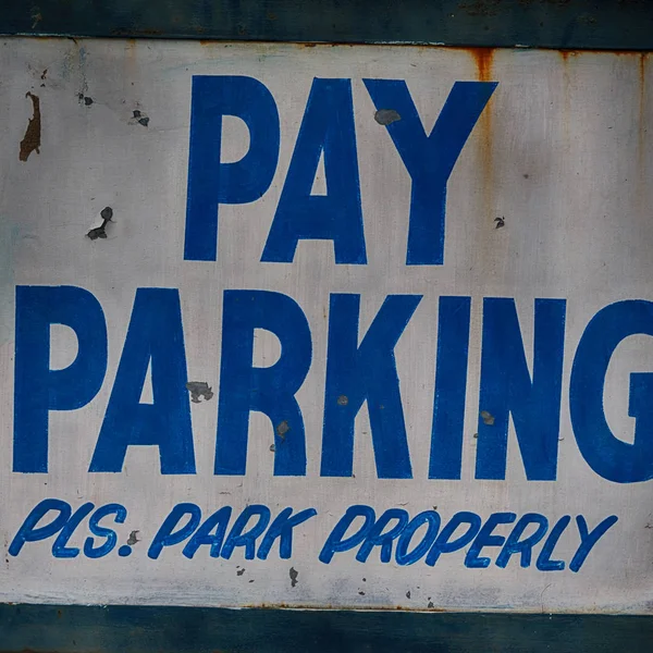Стара брудна етикетка паркувального сигналу — стокове фото