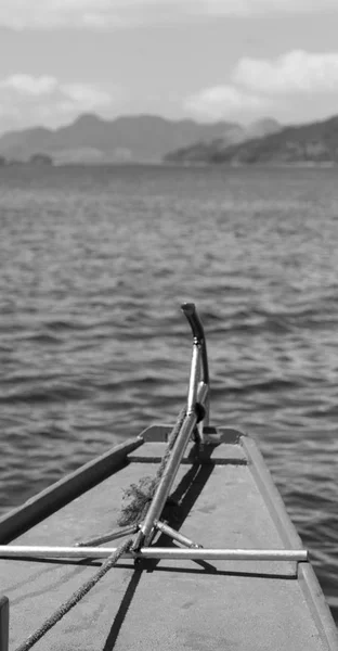 Uitzicht op de heuvel van het eiland van de boeg van een boot — Stockfoto