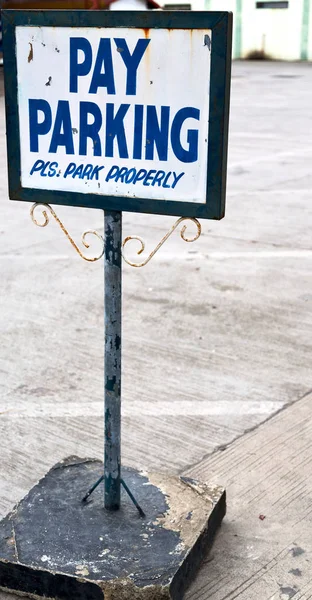 Vieja etiqueta sucia de la señal de estacionamiento — Foto de Stock