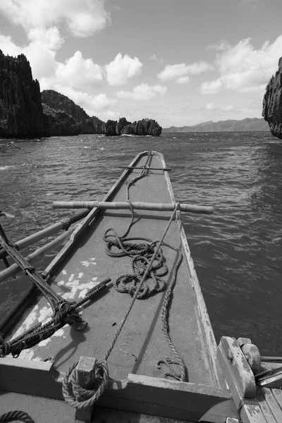 Vista de la colina de la isla desde la proa de un barco —  Fotos de Stock