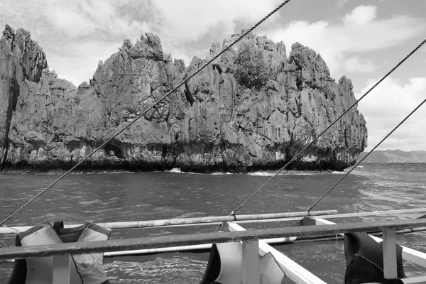 Vista della collina dell'isola dalla prua di una barca — Foto Stock