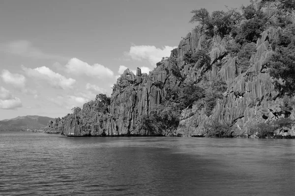 Desde un barco en hermosa costa panorámica mar y roca —  Fotos de Stock