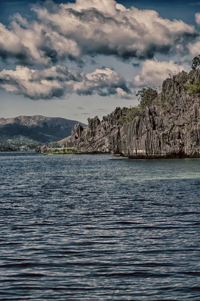 Desde un barco en hermosa costa panorámica mar y roca — Foto de Stock