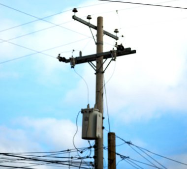 trafo ve tel bulutlu gökyüzü ile bir elektrik direği