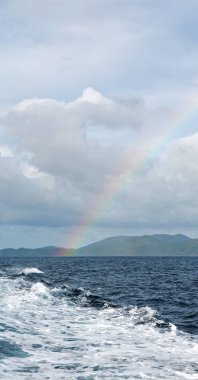 rainbow ocean ve arka planda Adası