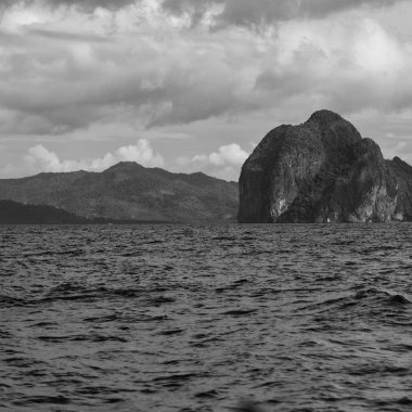  Tekne ve Pasifik Okyanusu görünümünden