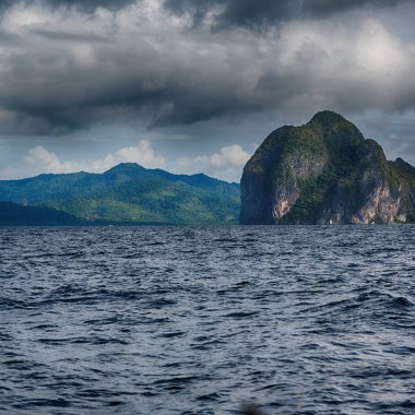  Tekne ve Pasifik Okyanusu görünümünden