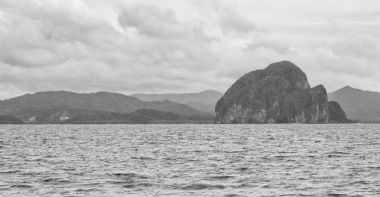  Tekne ve Pasifik Okyanusu görünümünden