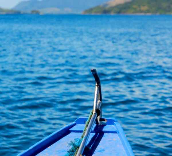 Näkymä saaren kukkulalle veneen keulasta — kuvapankkivalokuva