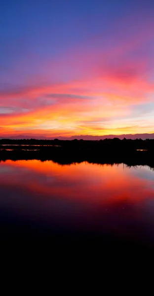 Güneşin renkleri tam sudan görüntülemek — Stok fotoğraf