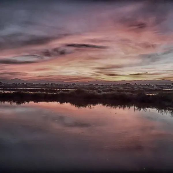 Вид из воды на восход солнца, полный красок — стоковое фото