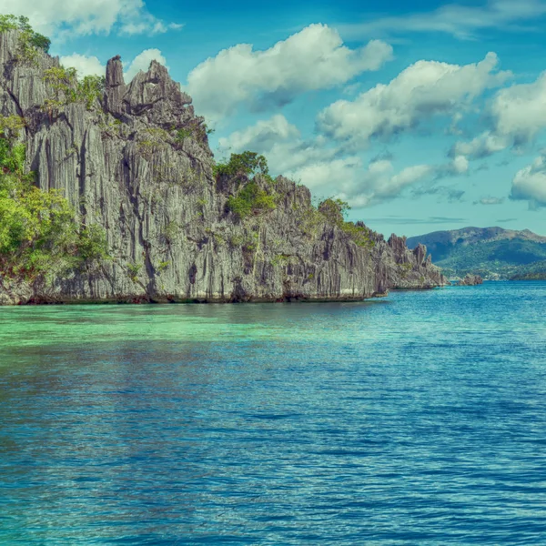 Från en båt i vackra panorama kustlinje havet och rock — Stockfoto