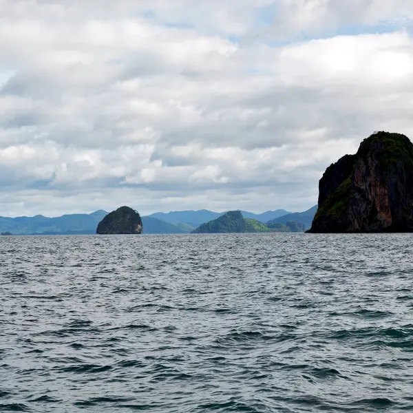 Вид с лодки и Тихого океана — стоковое фото
