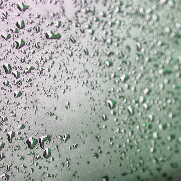 Dans une voiture après la pluie quelques gouttes d'eau — Photo