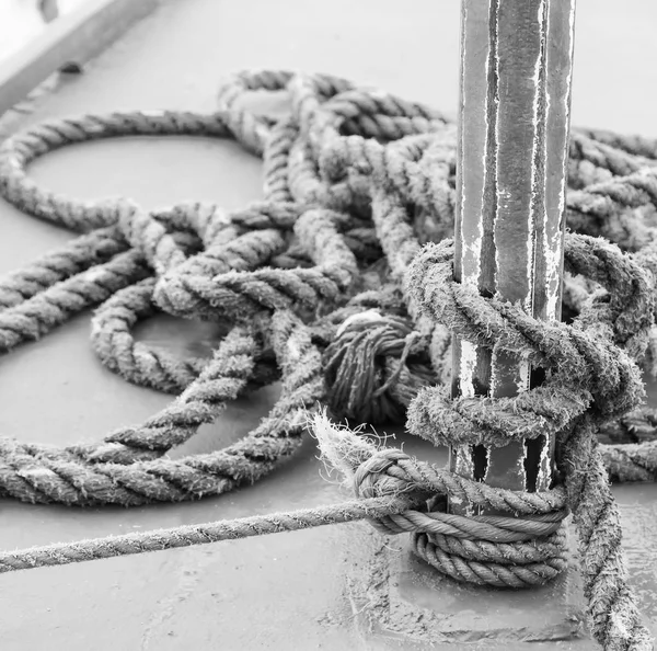 Uma corda em iate barco acessório — Fotografia de Stock