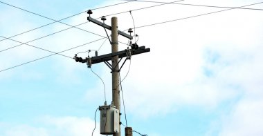 trafo ve tel bulutlu gökyüzü ile bir elektrik direği