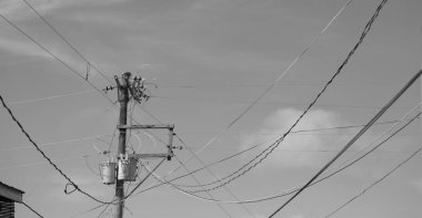 trafo ve tel bulutlu gökyüzü ile bir elektrik direği