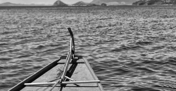 Вид на холм острова с борта лодки — стоковое фото
