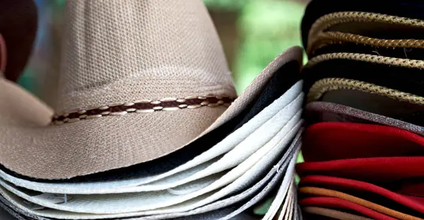 Mnóstwo mody trandy kapelusze na rynku — Zdjęcie stockowe
