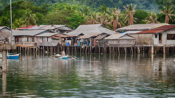 Rumah di perkampungan kumuh untuk orang miskin — Stok Foto