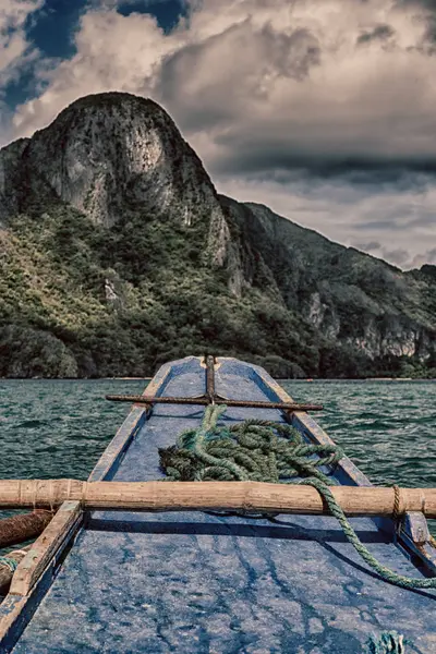 Vista de la colina de la isla desde la proa de un barco —  Fotos de Stock