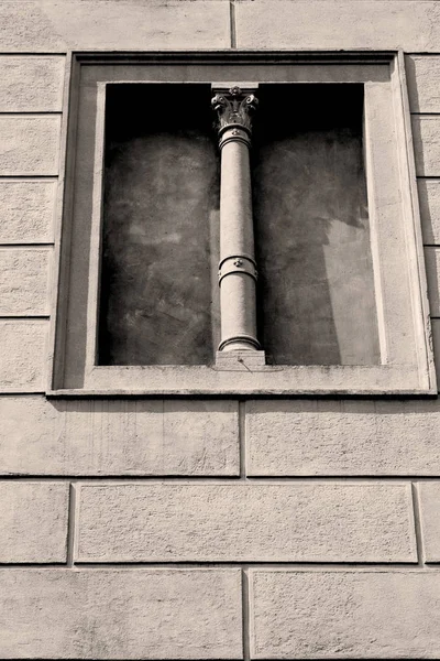 En italia antigua ventana histórica —  Fotos de Stock