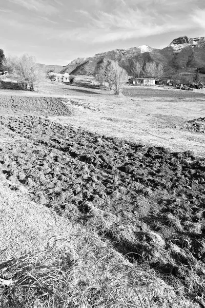 In lesotho  street village near  mountain — Stock Photo, Image