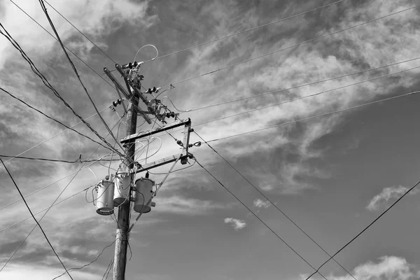Een elektrische paal met transformator en draad de bewolkte hemel — Stockfoto