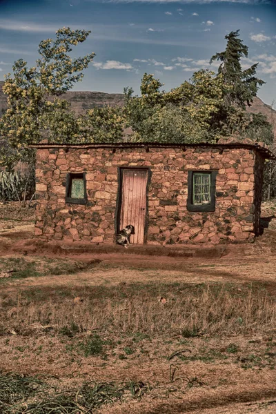 Nel villaggio di strada del Lesotho vicino alla montagna — Foto Stock