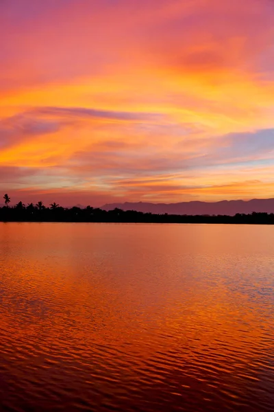 Vista da água do nascer do sol cheia de cores — Fotografia de Stock