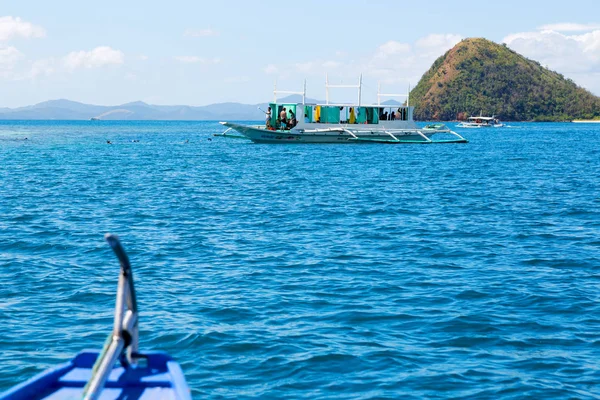 Vista de la colina de la isla desde la proa de un barco — Foto de Stock